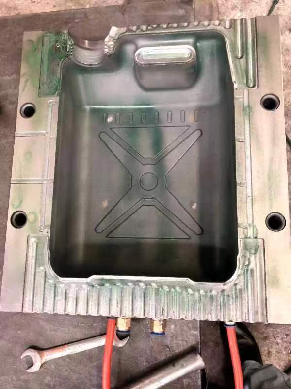 吹塑機(jī)模具